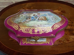 Belle epque Box with a romantic scene