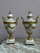 A pair louis 16 styl cassolets in marble and bronze
