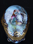 Sévres bonboniere in model off a egg with romantic scene