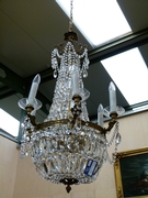 A gilded bronze and cristal lamp.